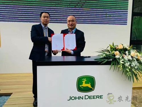 聚焦進(jìn)博會(huì)：約翰迪爾舉辦零件采購協(xié)議簽約儀式