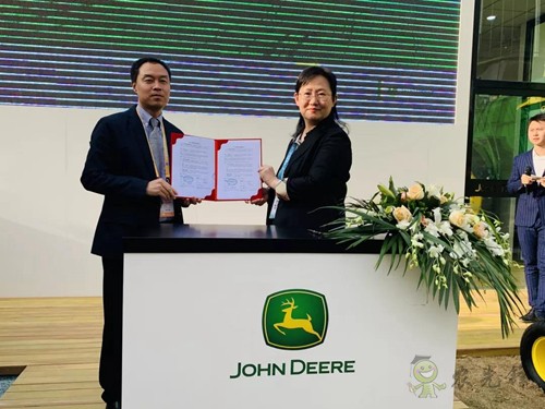 聚焦進(jìn)博會(huì)：約翰迪爾舉辦零件采購協(xié)議簽約儀式