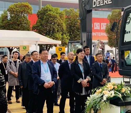 聚焦進(jìn)博會(huì)：約翰迪爾舉辦零件采購協(xié)議簽約儀式