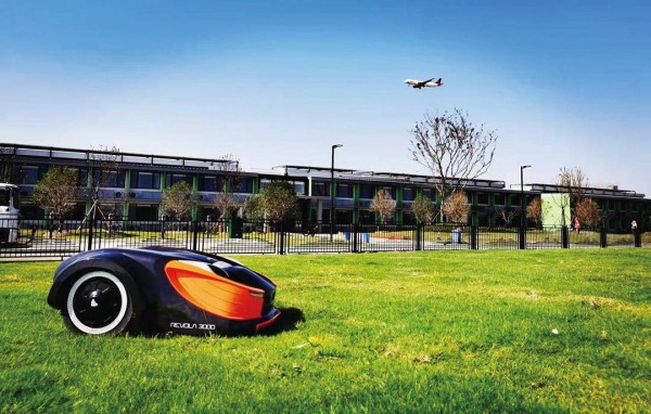 南京江北新區(qū)研發(fā)首個&ldquo;零碳放&rdquo;草坪機(jī)器人  自動除草效率提高50%以上