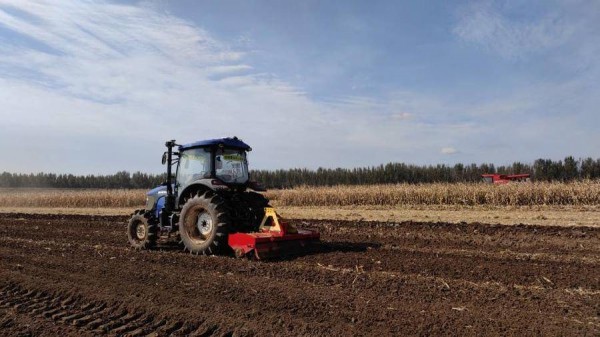 可自動收割、耕地、轉(zhuǎn)彎，無人駕駛農(nóng)機(jī)現(xiàn)身濰坊智慧農(nóng)場