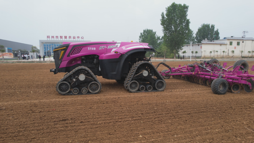 智慧農(nóng)機(jī)顯身手 無人農(nóng)場盡顯科技范兒